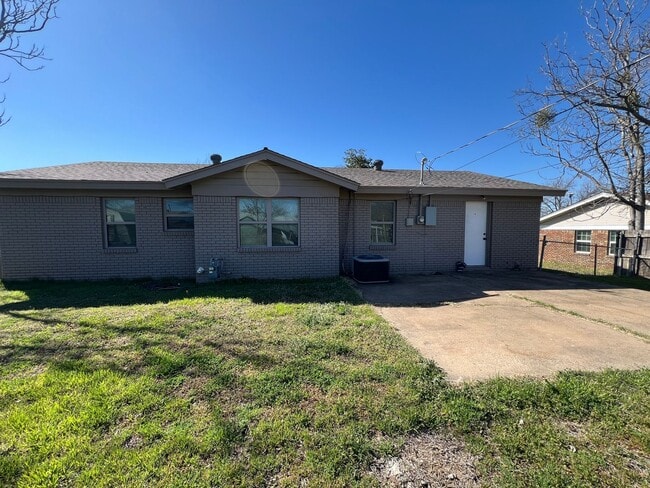 Building Photo - FOR LEASE! 3 Bedrooms, 1.5 Baths, 1 Car Garage with a HUGE Backyard