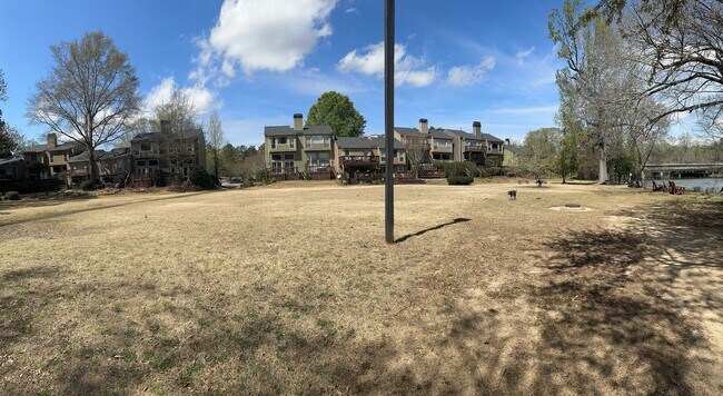 Building Photo - 1119 Riverbend Club Dr SE