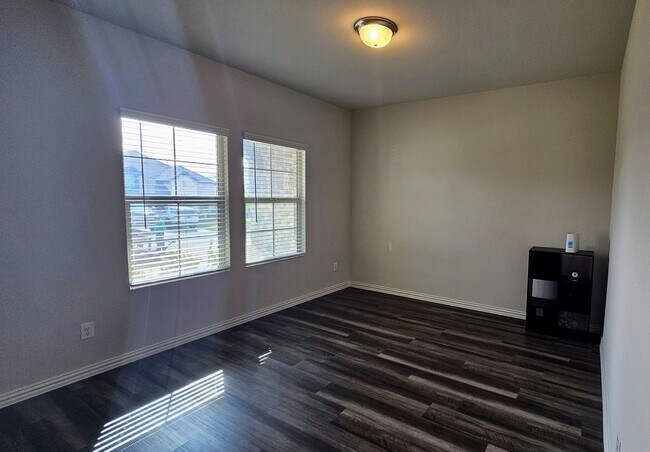 Building Photo - Spacious Ventana Home with all appliances!