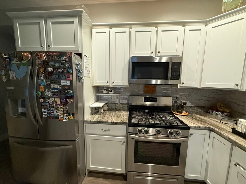 Gas range - 1 Camelia Ave