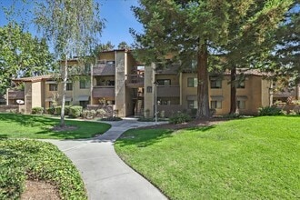 Building Photo - 2 Bedroom, 1 Bath, Upstairs Condo in the C...