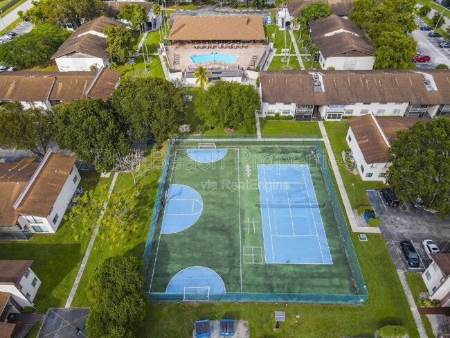 Building Photo - 345 W Laurel Dr