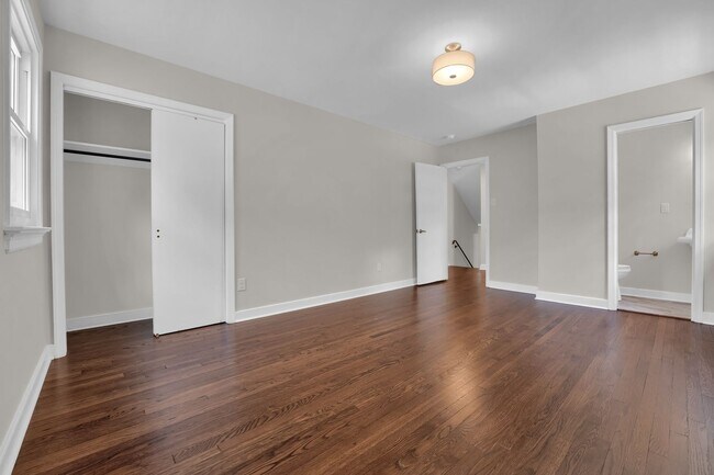 Building Photo - Beautiful Renovated 4 Bedroom 2.5 Bathroom...