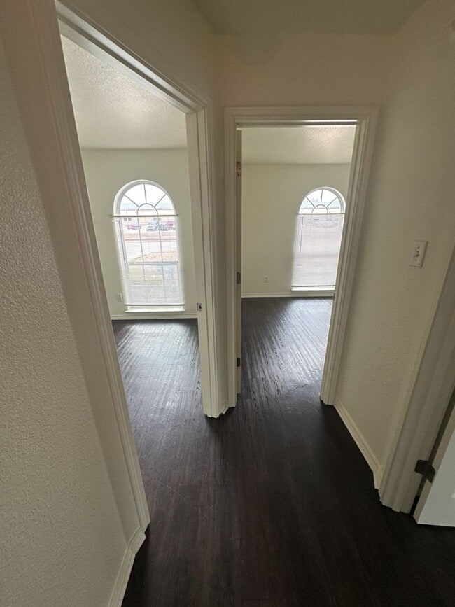 Building Photo - 4 Bed 2 Bath Available Now!