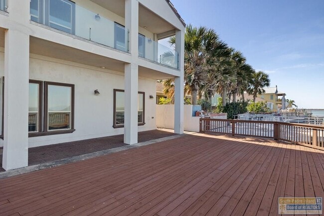 Building Photo - 618 N Shore Dr