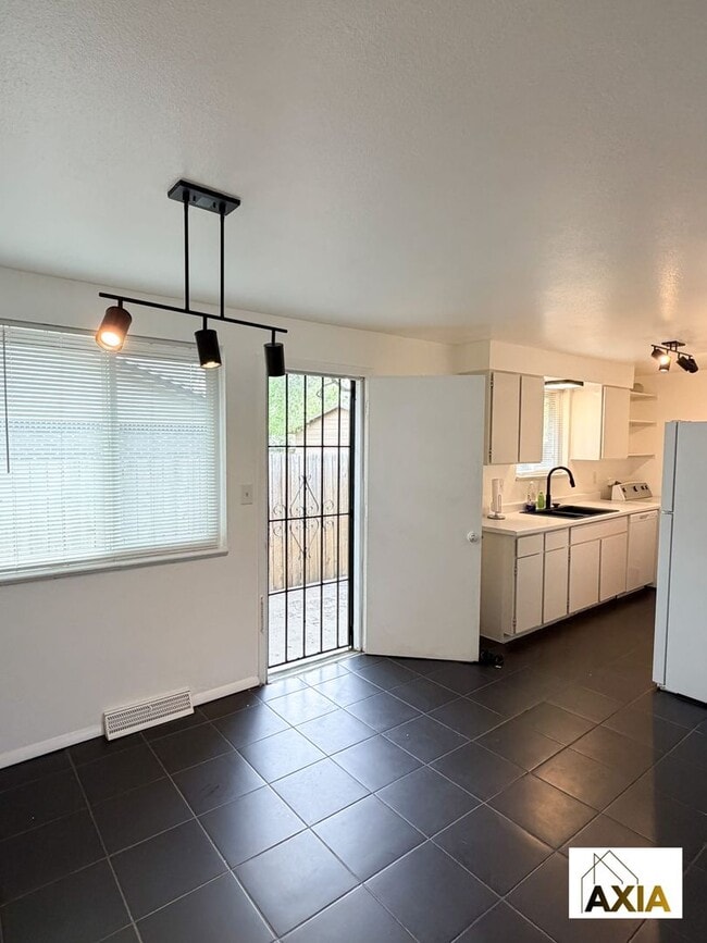 Building Photo - 11004-08