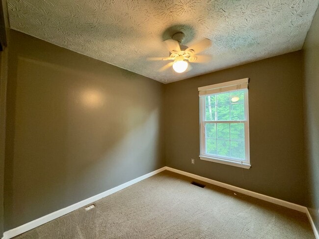 Building Photo - A Spacious 3-Bedroom / 2-Bathroom Apartmen...