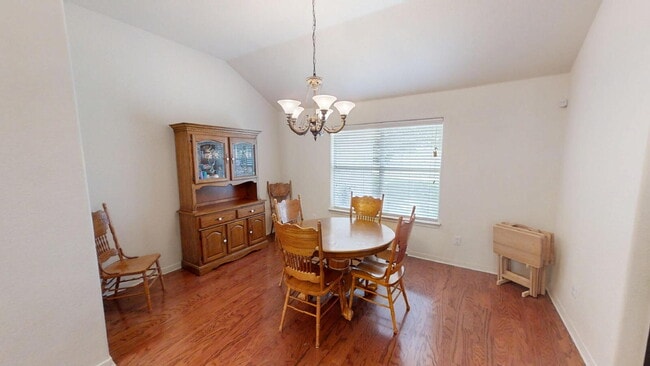 Building Photo - "Spacious 3-Bedroom Retreat with 2 Full Ba...