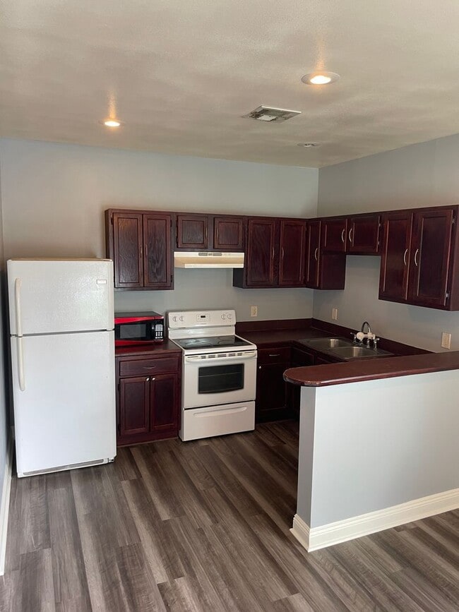 Building Photo - 4BD/2BA in the heart of MidCity w/ Off Street Parking and Laundry in Unit