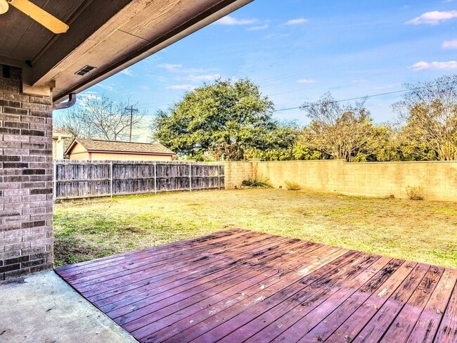 Building Photo - Comfortable 3BR / 2BA Home with Fireplace, Natural Light & Private Backyard