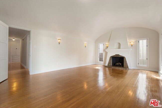 Building Photo - 2002 Kelton Ave