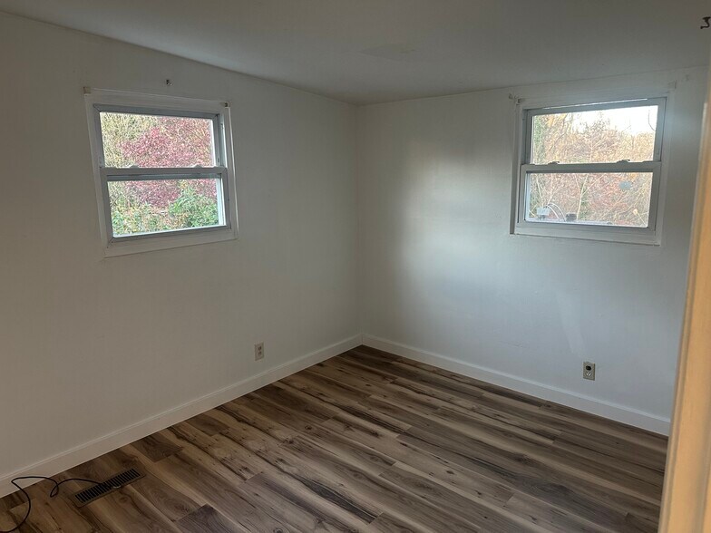 Building Photo - 404 Riverview Dr