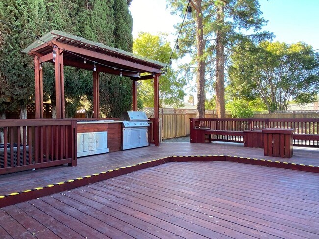 Building Photo - 363 El Portal Way