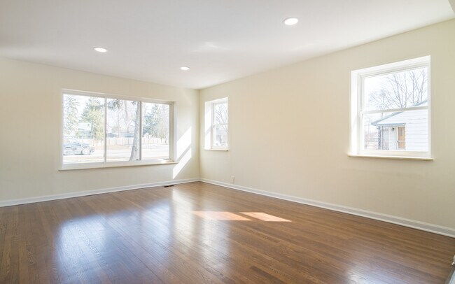 Building Photo - 83 W Drahner Rd