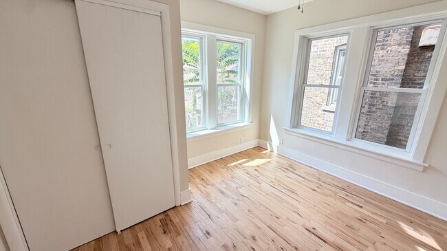 Building Photo - 5706 N Maplewood Ave