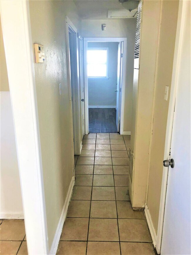 Building Photo - Handyman Special $0 First Month's Rent / “You fix, you SAVE BIG!!” Contact Mayshell for details: ...