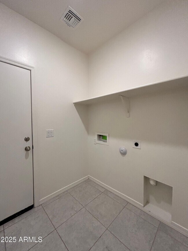 Building Photo - 6524 W Magdalena Ln