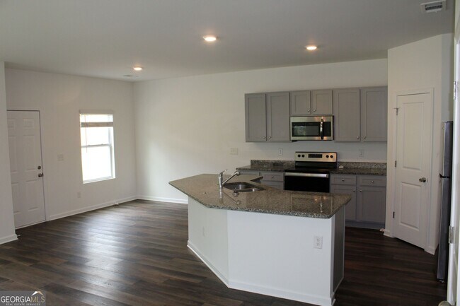 Building Photo - 9220 Golfview Cir