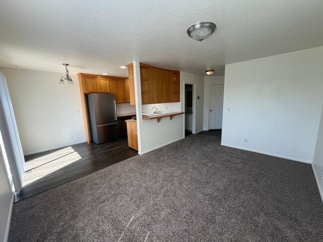 Building Photo - 3 Bedroom 2 Bath Duplex in Springfield on a cul-de-sac