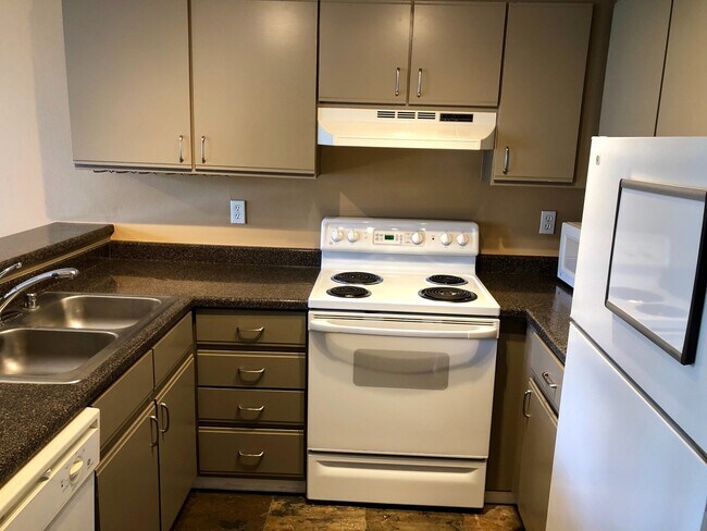 Building Photo - 1 Bedroom Near Lake Washington With Pool!
