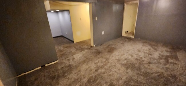 Building Photo - Spacious 3 Bedroom, 1 Bathroom with bonus ...