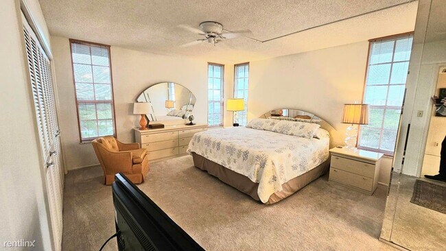 Building Photo - 3 br, 2 bath House - 575 Oaks Ln Apt 1010