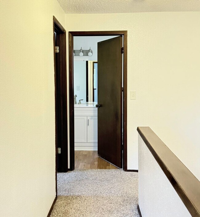 Building Photo - Bright & Beautiful Townhome- Fully Remodeled Kitchen and Bathrooms - Spacious Yard!