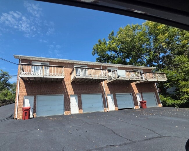 Building Photo - 1 bedroom/ 1 Bath Brick Condo Johnson City TN