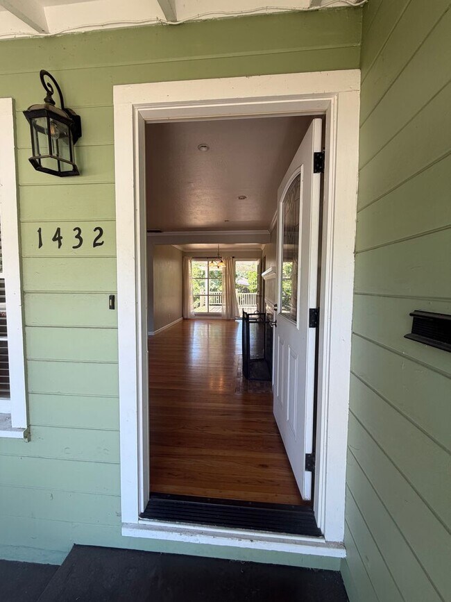 Building Photo - 2 Bedroom | 1 Bathroom | Single family in East Sacramento
