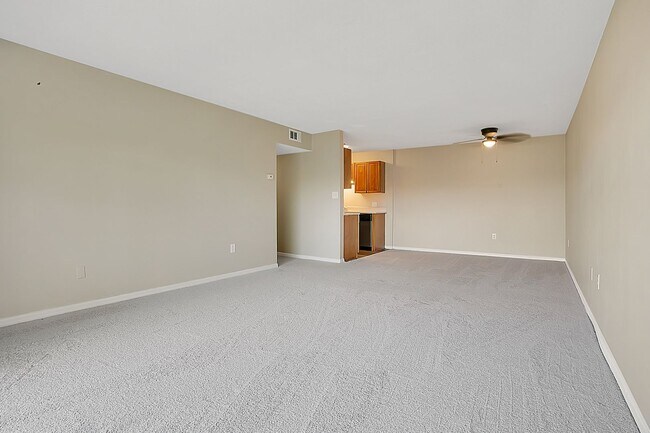Building Photo - 1ST MONTH RENT FREE 2 Bed 1 Bath 2nd Floor Unit With Balcony In Desirable Area Winter Park Sectio...