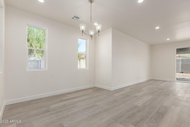Building Photo - 957 E Desert Ln