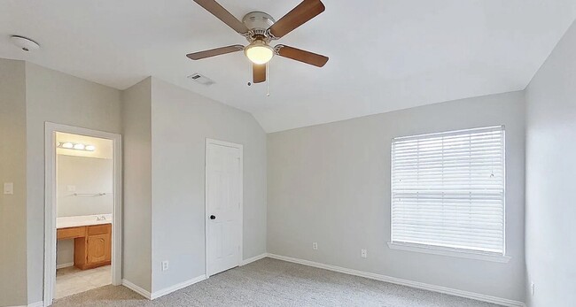 Building Photo - Charming 4-Bedroom Home with Modern Comforts & Spacious Living