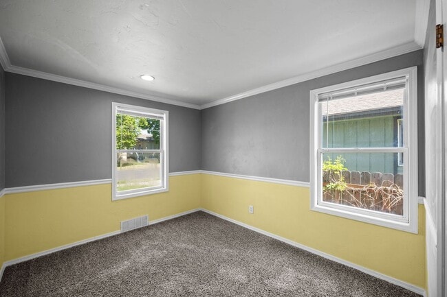 Building Photo - 5 Bedroom Northeast Spokane Home! - Availa...