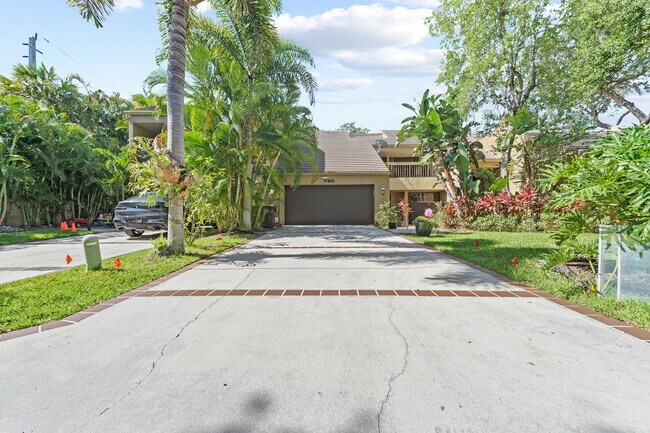 Building Photo - 790 St Albans Dr