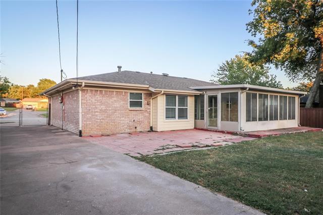 Building Photo - 2213 Shady Brook Dr