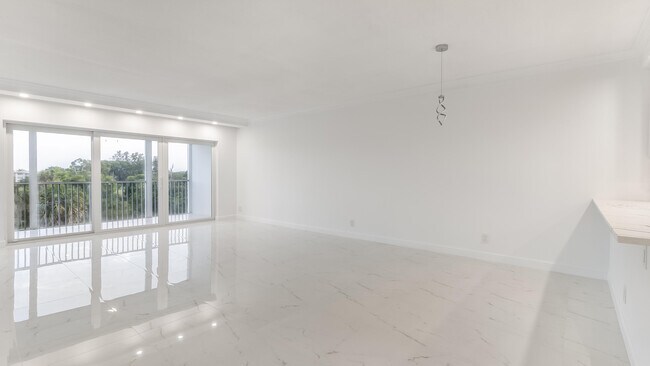 Building Photo - 3000 N Palm Aire Dr