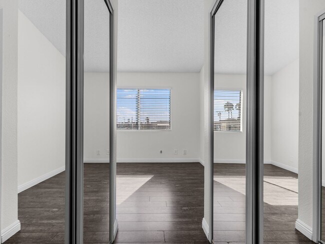 Building Photo - 1168 E 10th St