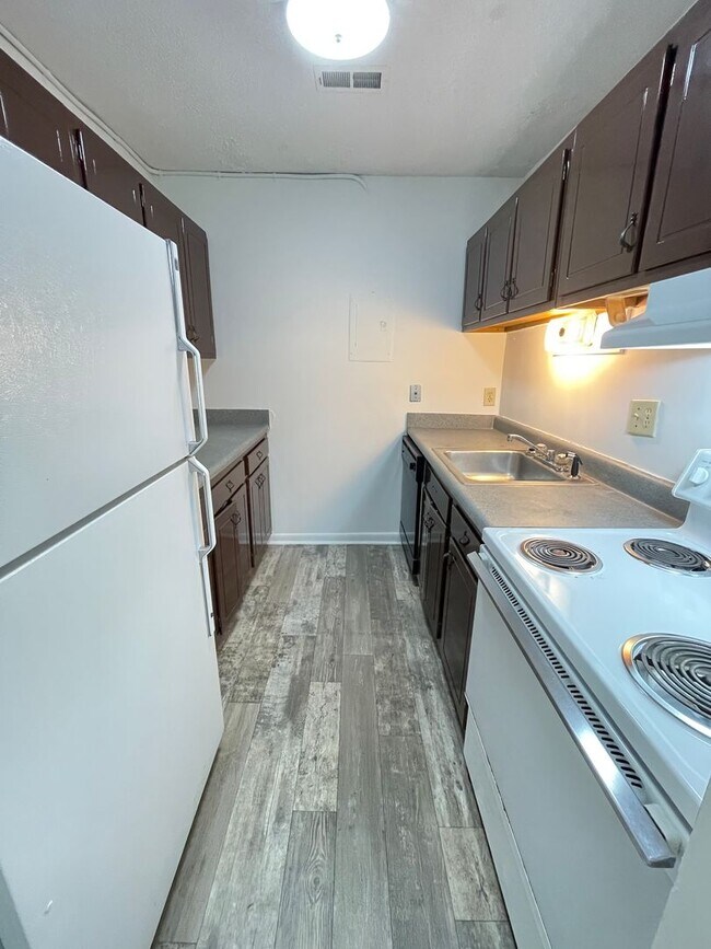 Building Photo - Perfectly located, quiet apartment complex just south of UNC, for graduate / med students - Inclu...