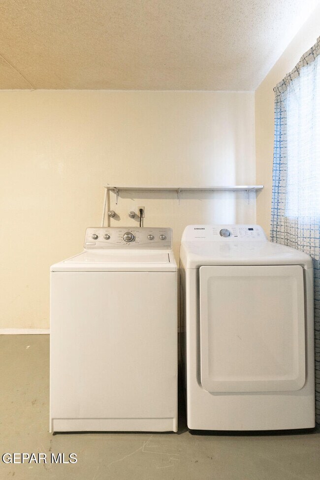 Building Photo - 10545 Palomino St