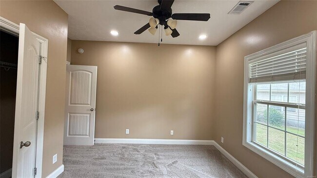 Building Photo - 703 Kingsley Dr