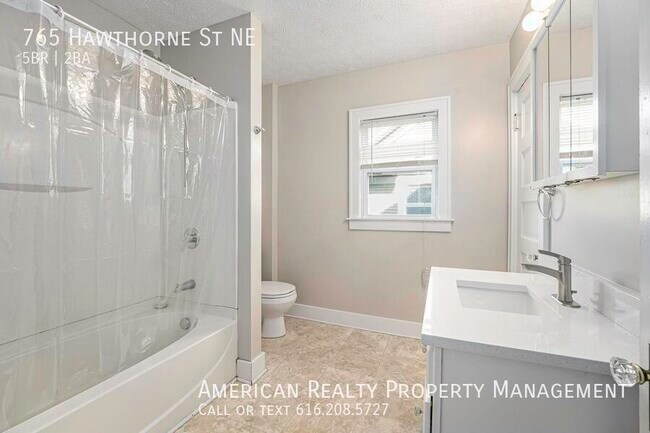 Building Photo - 765 Hawthorne St NE