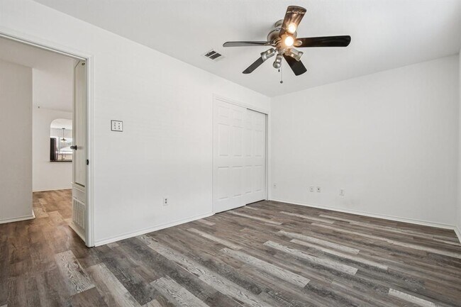 Building Photo - 209 Cottontail Dr