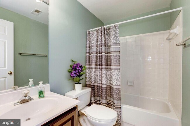Building Photo - 13724 Valley Oak Cir