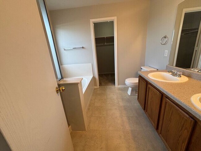 Building Photo - Spacious & Bright 4-Bedroom Home with Mode...