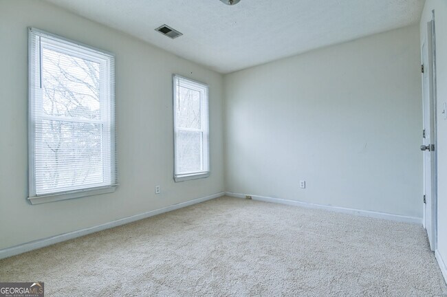 Building Photo - 105 N Oakland Cir