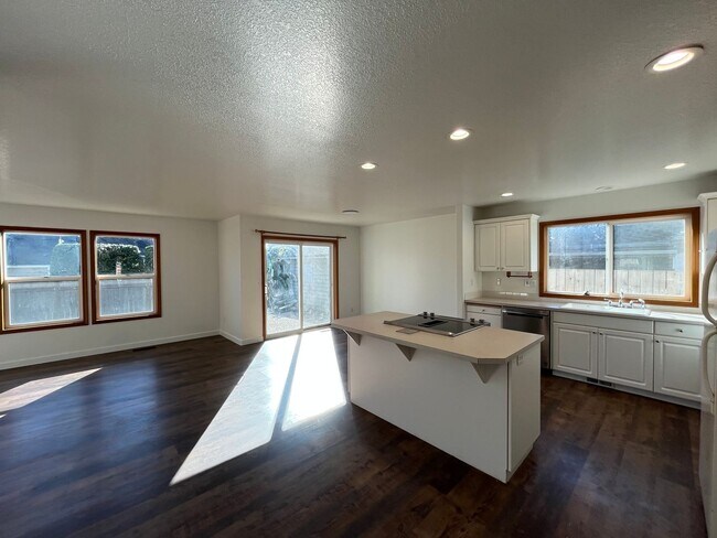 Building Photo - Amazing 3 Bd 2 Bath home in Historic Gladstone! Attached garage and Private yard! Easy access to ...