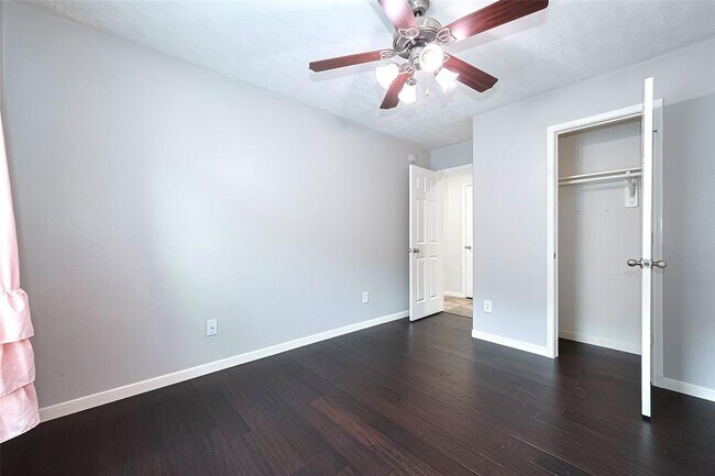 Building Photo - 2819 Lakecrest Way Dr
