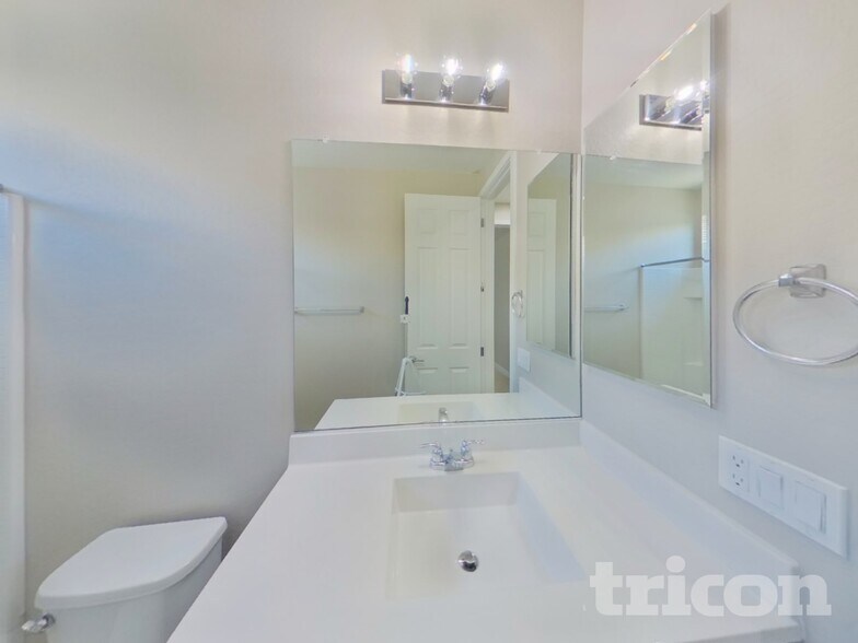 Building Photo - 2618 E Danbury Rd