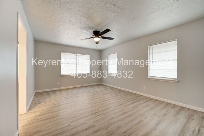 Building Photo - REMODELED 2 Bed 2 Bath 1 Mile West from Campus!
