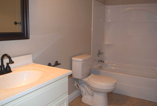 Building Photo - Gorgeous Split Foyer Home!